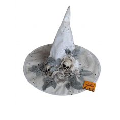 Ce chapeau pointu gris avec ses crânes et ses feuilles au-dessus sera parfait pour compléter votre costume de sorcière ! | jourdefete.com