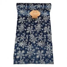 Déroulez ce splendide chemin de table en velours bleu avec des flocons sur votre table de Noël polaire | jourdefete.com