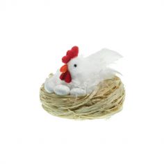 Poule blanche dans son nid de 9 cm | jourdefete.com