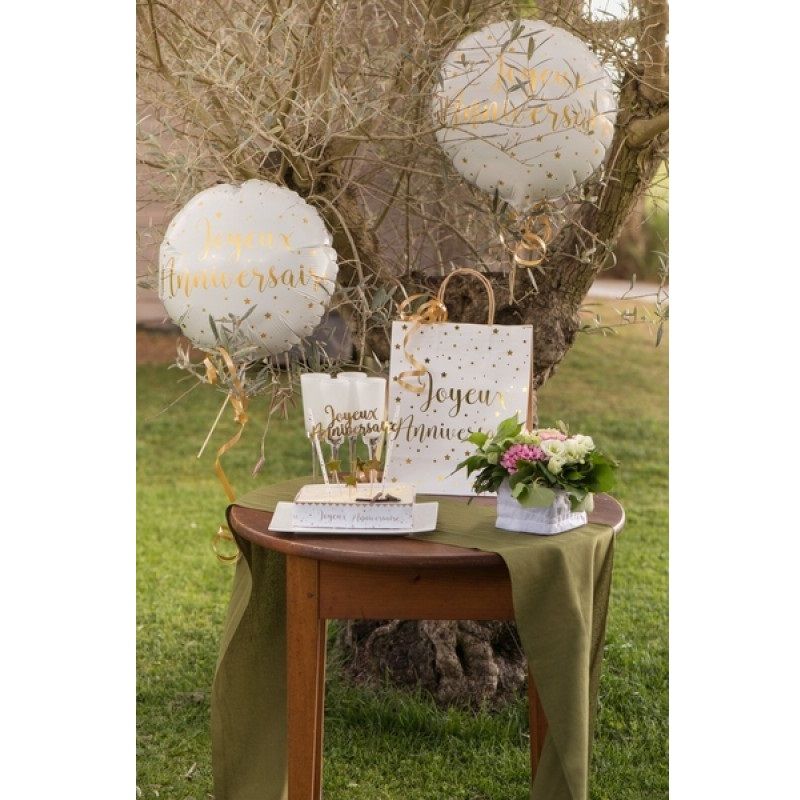 Une décoration de table Joyeux anniversaire en blanc et or