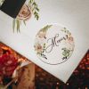 Un exemple de joli sticker "Merci" sur l'urne de votre mariage fleuri | jourdefete.com