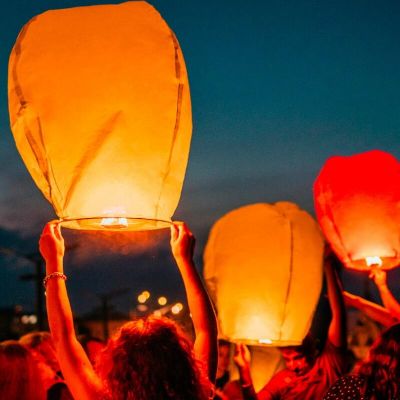 Lâcher de lanternes volantes blanches | jourdefete.com