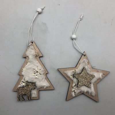 suspension en bois avec fourrure sapin ou étoile de Noël | jourdefete.com