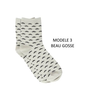 Une paire de chaussette grise, modèle 3 avec emballage beau gosse