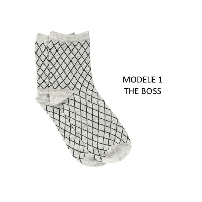 Une paire de chaussette grise, modèle 1 avec emballage the boss