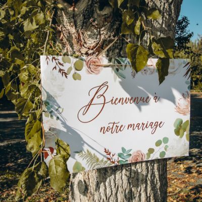 Pancarte "Bienvenue à notre mariage" or, rose et avec des fleurs | jourdefete.com
