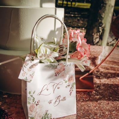 Une jolie étiquette sur un sac cadeau rose gold et végétal | jourdefete.com