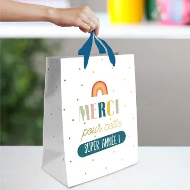 Pochette cadeau blanche avec pois dorés et texte "Merci pour cette super année !" et poignées bleues | jourdefete.com